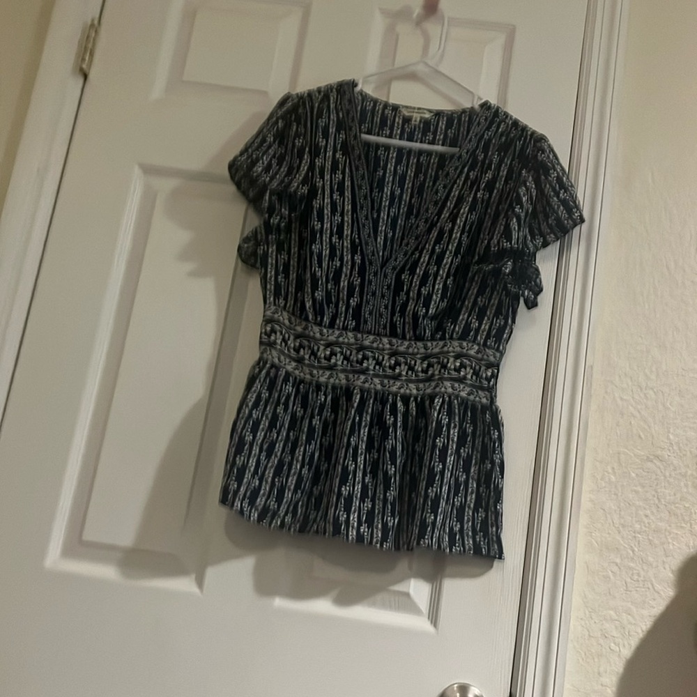 Brand Max Studio size L color White and Bleu gently used